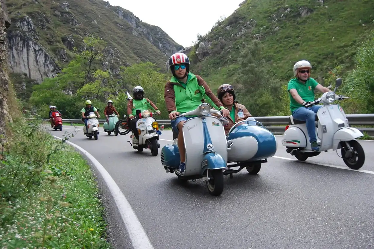 Concentración de Vespas y Lambrettas de Llanes