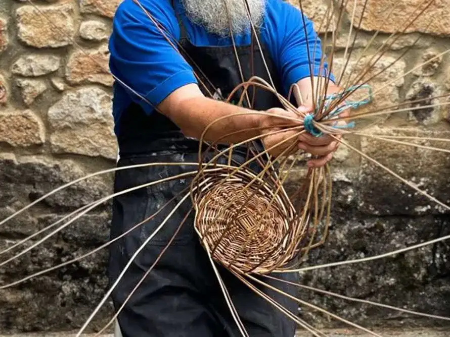 Hecho a mano: demostraciones en vivo de oficios artesanos de Asturias