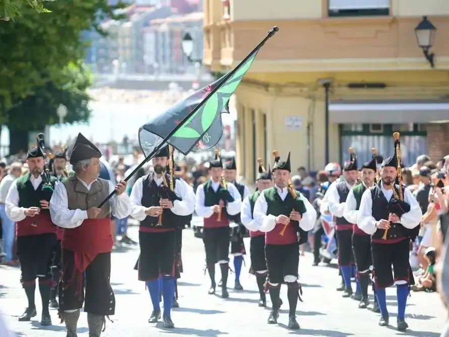 Desfile tradicional del día d’asturies en xixón