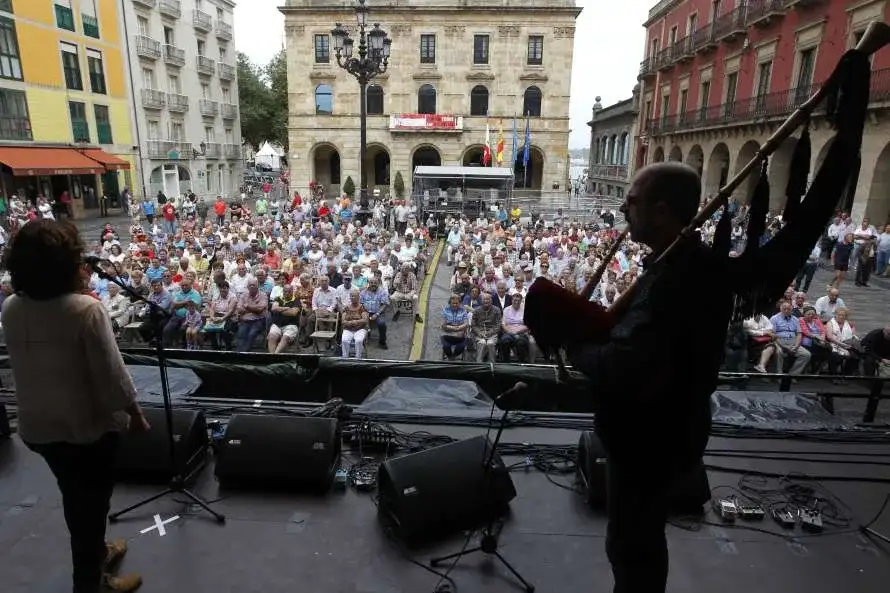 Plaza mayor. Finales concurso de canción asturiana