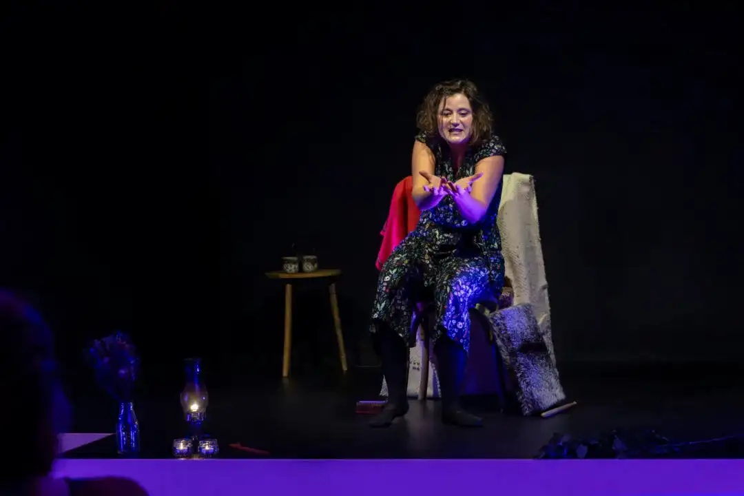 Sesión de cuentacuentos en la pola a cargo de cia. Jovina