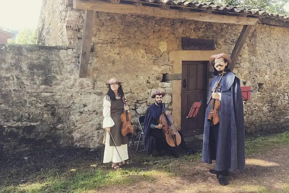 "Músicas peregrinas: un paso santo y otro, no tanto."
