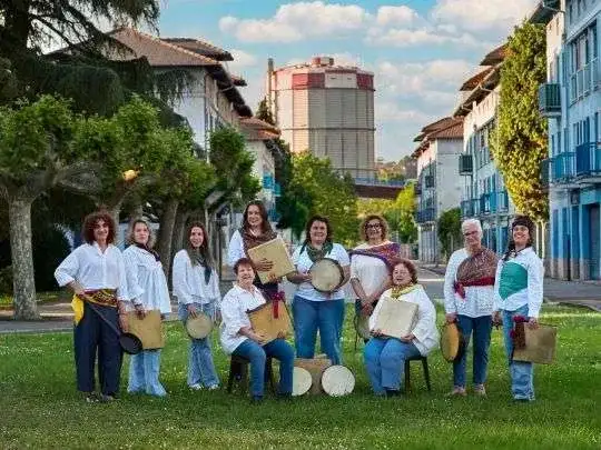 Concierto. Escontra’l raigañu: hestoria viva