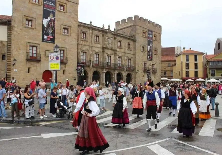 Plaza 6 de agosto. Grupo de coros y danzas del real grupo de cultura covadonga