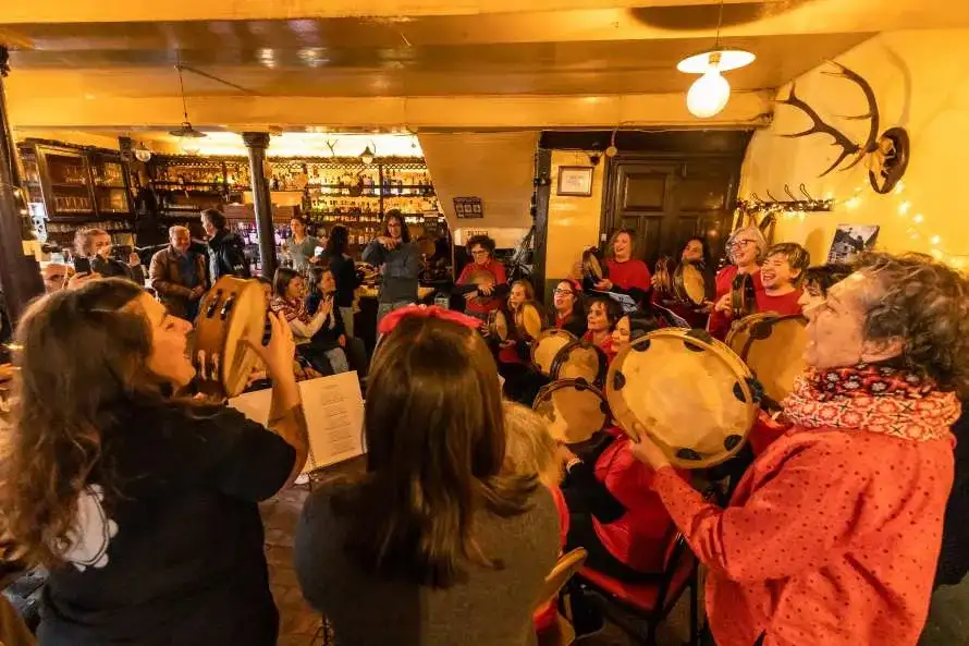 Begoña. Soi panderetera (folclore tradicional asturiano)